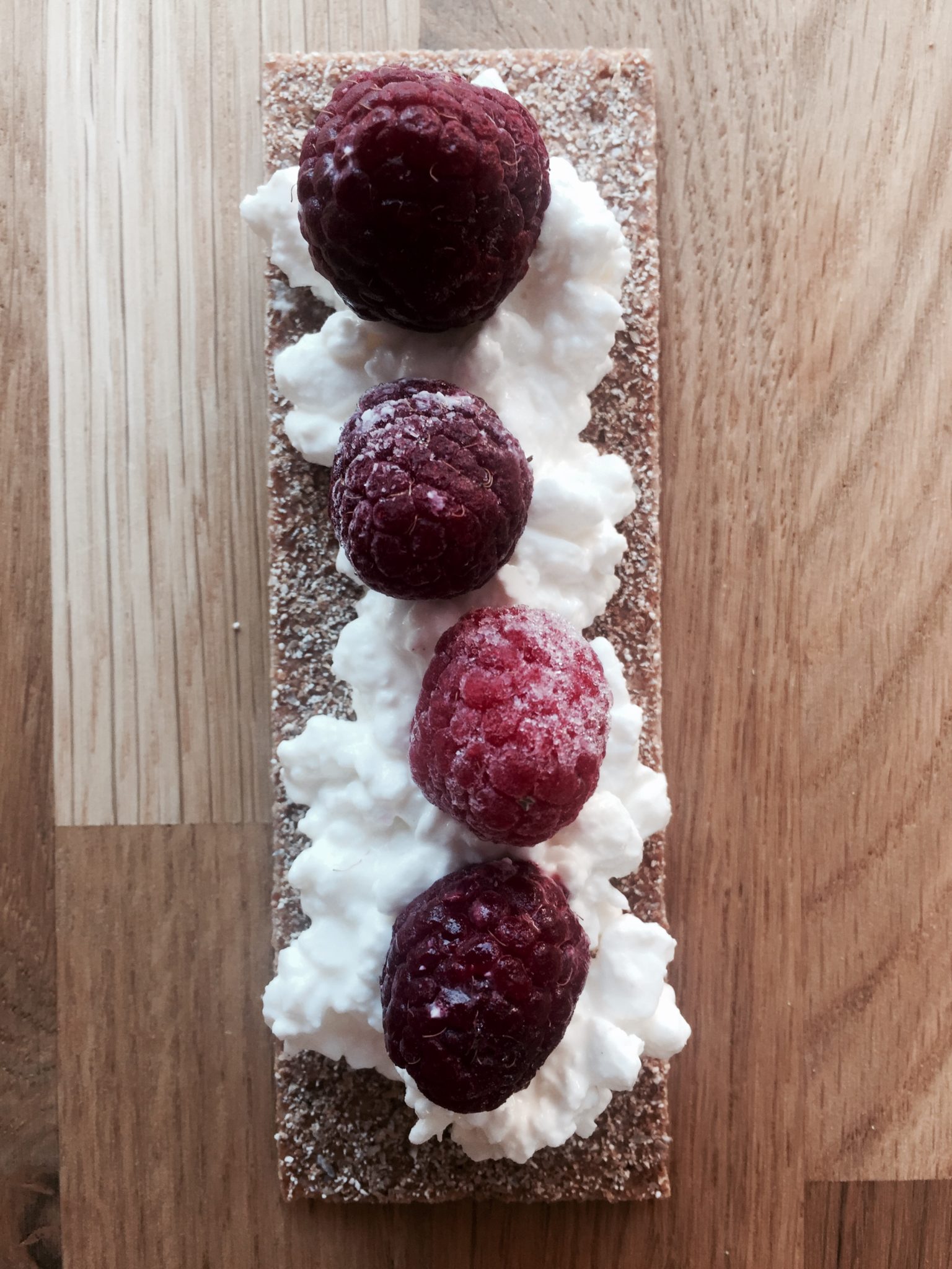 Rezept für Himbeeren auf Hüttenkäse - leicht und lecker frühstücken