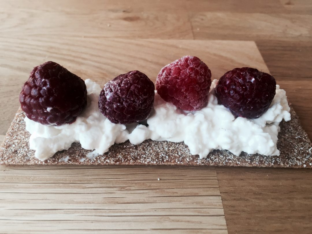 Rezept für Himbeeren auf Hüttenkäse - leicht und lecker frühstücken