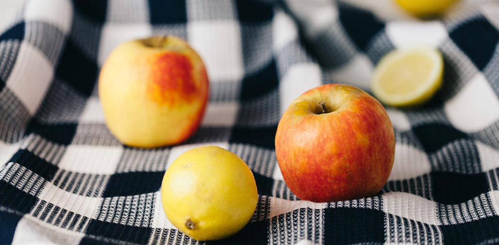 Gesundes Frühstück, gesund ernähren, gesunde Zutaten, gesund frühstücken Rezepte, schnelles und gesundes Frühstück, einfaches Frühstück, Äpfel, Zitronen und Nüsse Gesundes Frühstück, gesund ernähren, gesunde Zutaten, gesund frühstücken Rezepte, schnelles und gesundes Frühstück, einfaches Frühstück