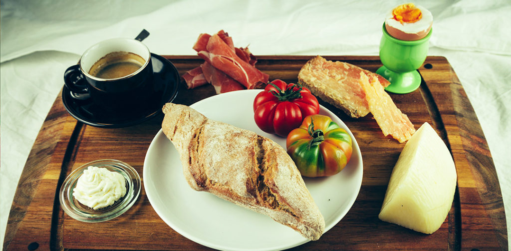 Klassisches herzhaftes Frühstück mit Brötchen, Käse, Schinken und Ei... gesundes frühstück, gesundes frühstück rezepte, gesundes essen, zum Frühstück, gesund frühstücken