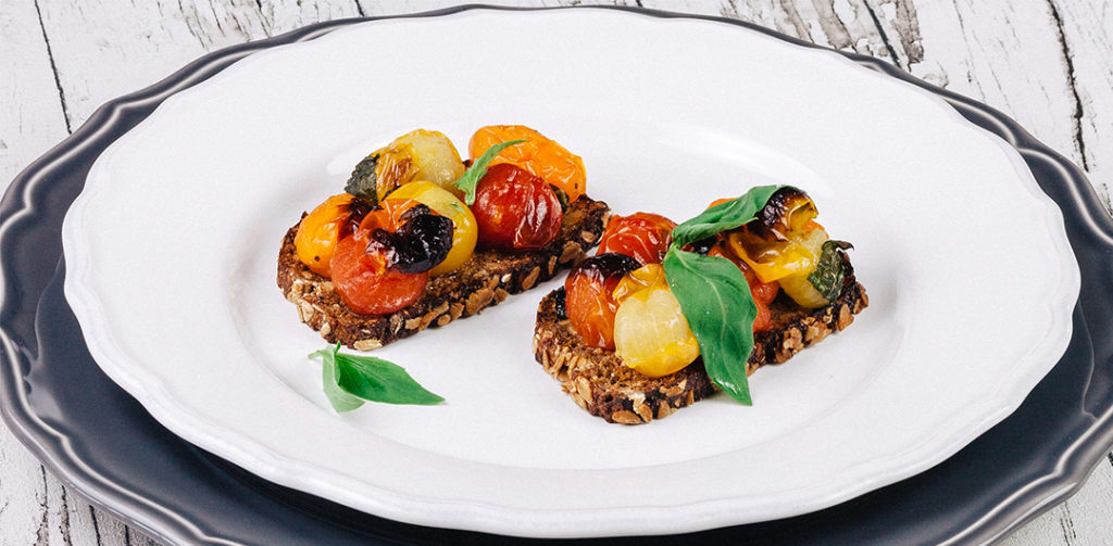 Geröstete Tomaten, Olivenöl, Vollkornbrot und basilikum, mehr gesunde Frühstücksidee geht kaum