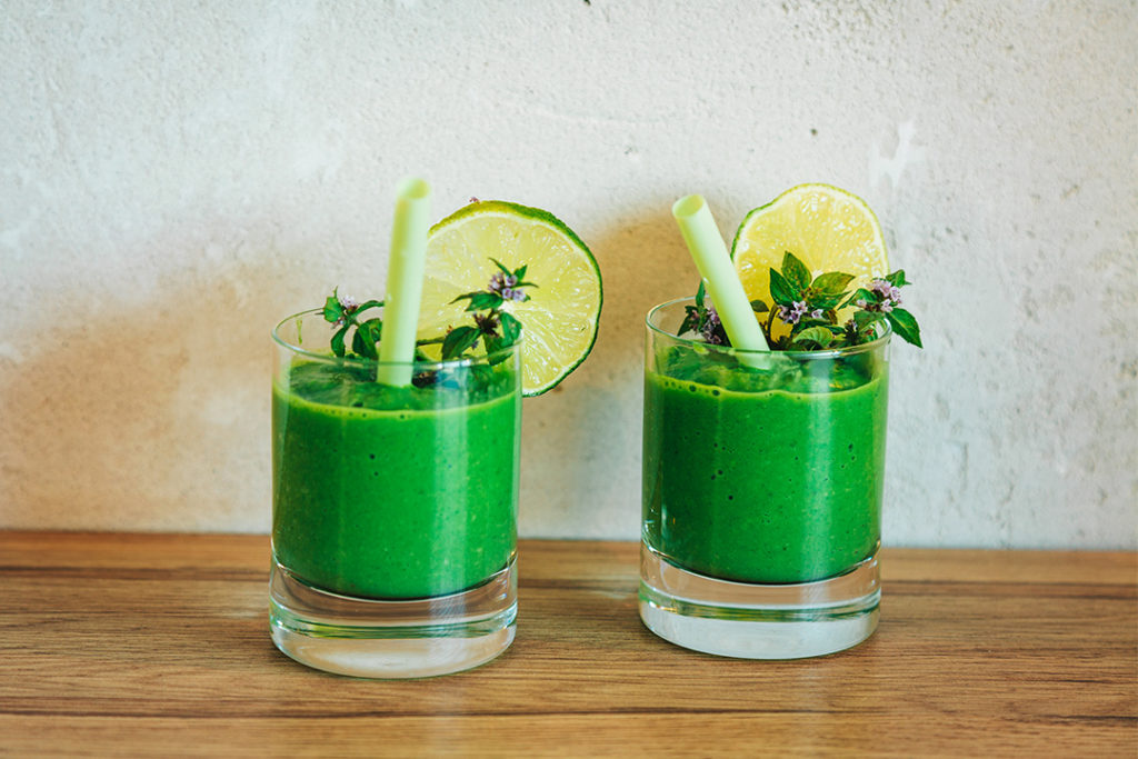 grüne smoothies, grüner smoothie spinat, rezept grüner smoothie, smoothie, smoothie rezepte, gesund frühstücken