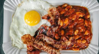 Rezept für selbst gemachte gebackene Bohnen mit Spiegelei und Speck