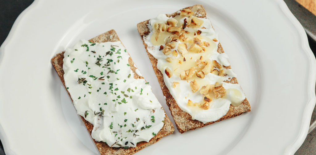 Schnelles Fruhstuck Quark Mit Honig Und Walnussen Oder Krautern Foodblog Abwechslungsreiche Und Selbstkreierte Rezepte