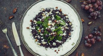 Salat zum Frühstück – Reis mit Feldsalat, Weintrauben, Feta und Pekannüssen