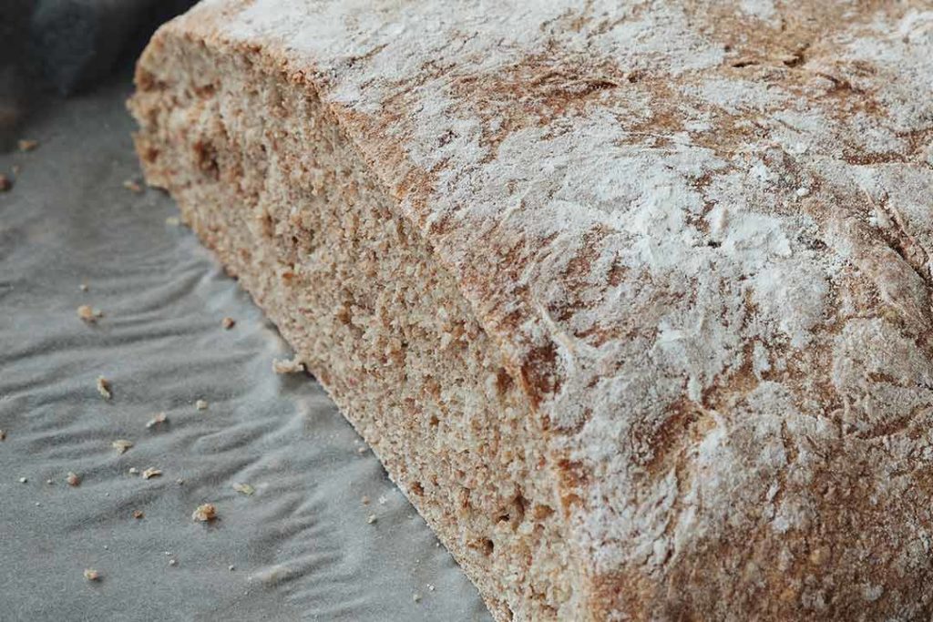 Brot backen mit Dinkel-Vollkorn: Tipps, Tricks und ein Rezept