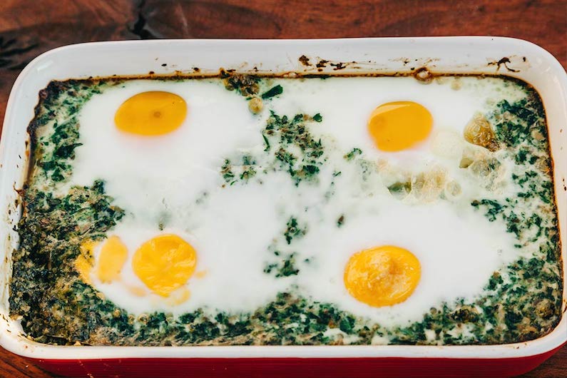 Frühstücks-Rezept mit Ei: Gebackene Eier mit Spinat, Pilzen und Ingwer