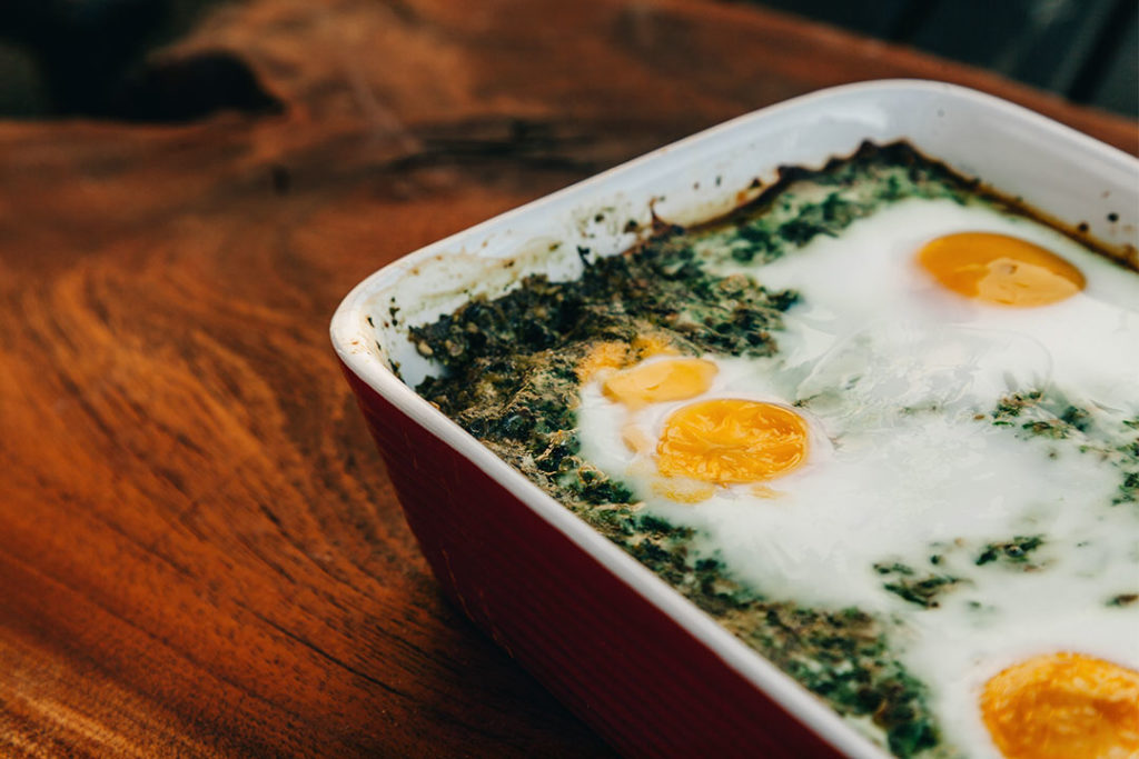 Frühstücks-Rezept mit Ei: Gebackene Eier mit Spinat, Pilzen und Ingwer