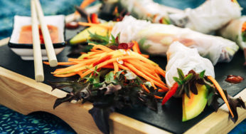 REZEPT: Bunte, vegane Sommerrollen mit Mango und scharfer Chili-Sauce