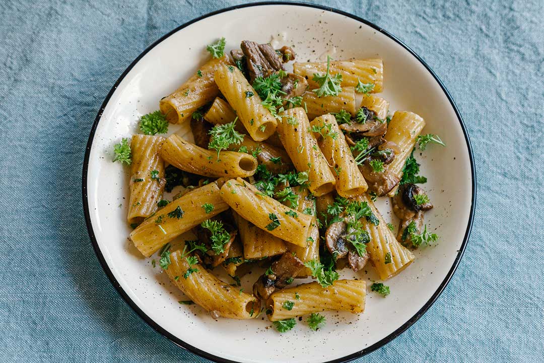 REZEPT: Nudeln mit Pilzen in der Pfanne gebraten - einfach gut