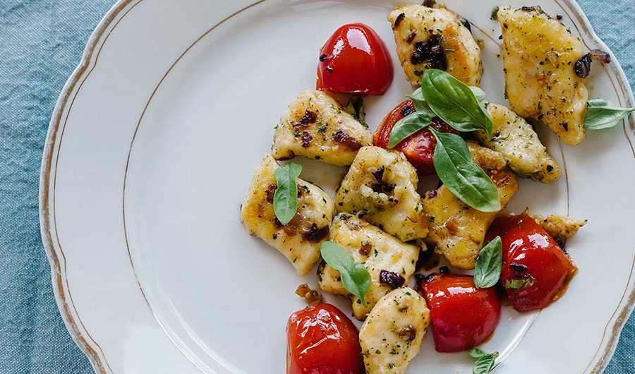 Gnocchi Pfanne mit Zwiebeln, Knoblauch und Tomaten