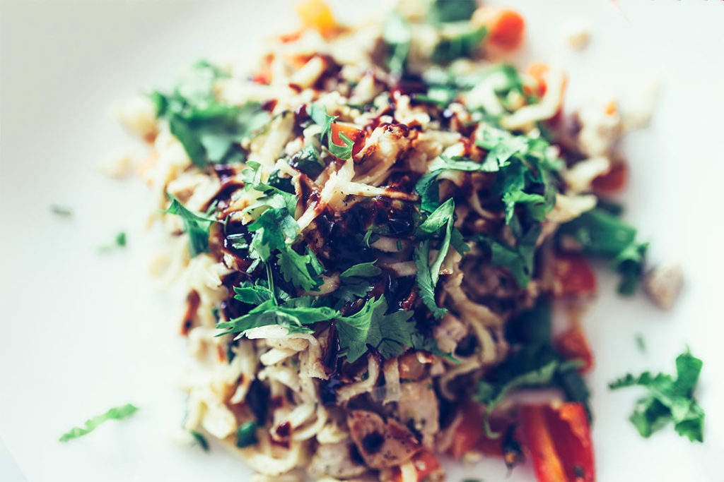 Asiatisch Kochen: Gebratene Nudeln mit Knoblauch-Huhn und Sauce
