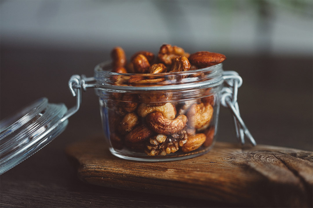 Auf der Suche nach einem gesunden Snack: Geröstete Nüsse mit Orange und Honig