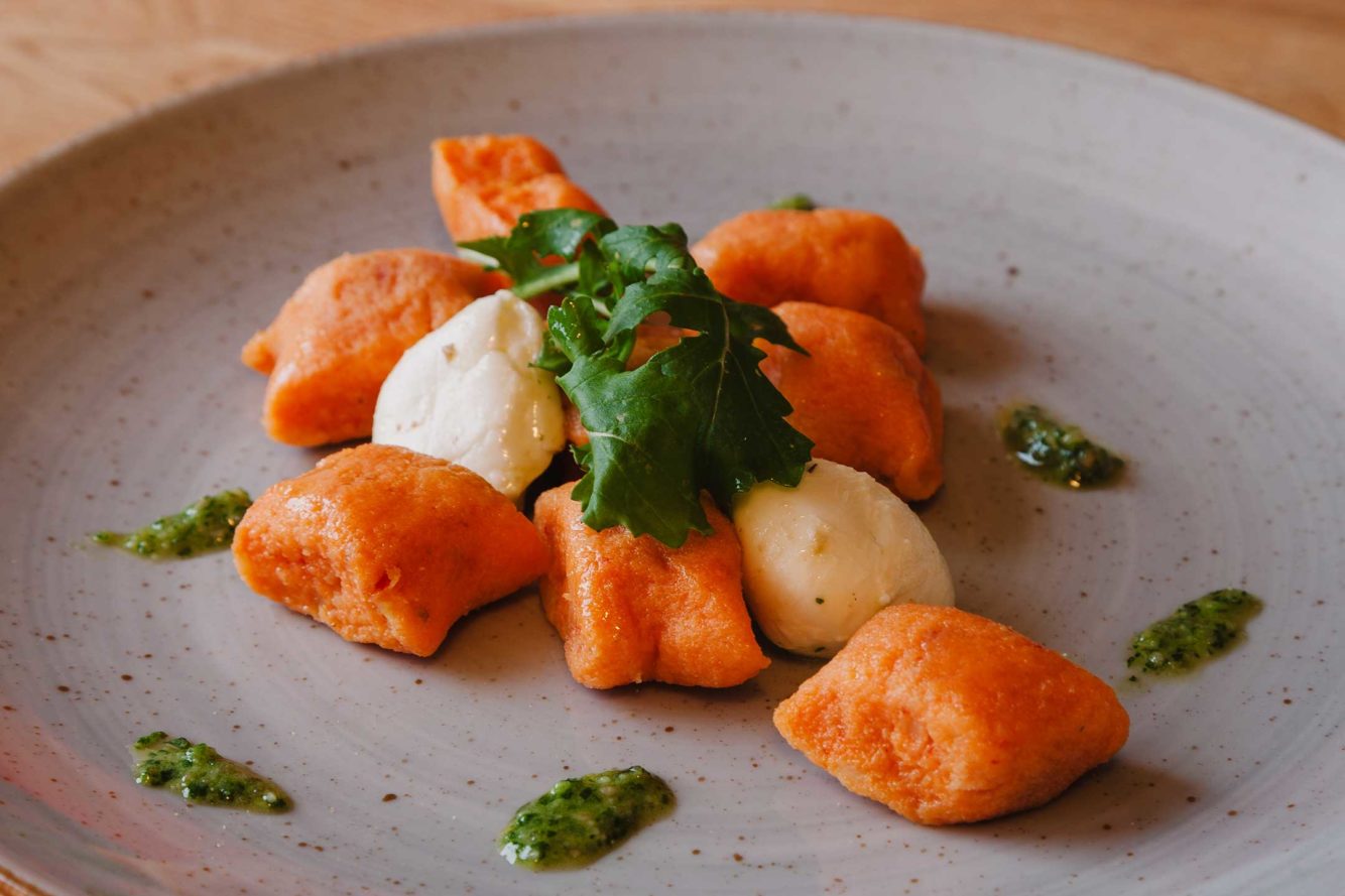 Gnocchi mit getrockneten Tomaten, Rucola Pesto und Mozzarella