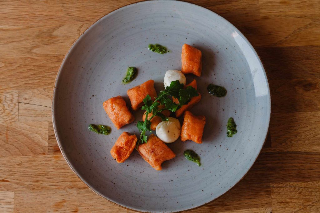 So lecker: Rote Nocken mit Rucola Pesto und eigelegtem Mozzarella selbstmachen