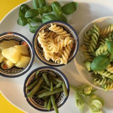 nudel rezept, nudeln, rezepte, gesünder essen für kinder, schnelles essen für kinder, gesundes essen für kinder, Nudeln mit selbst gemachtem Basilikumpesto