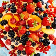 Rezept für eine Obsttorte mit Buttermilch-Biskuitboden und zitronaten Frischkäsecreme für das Osterfest