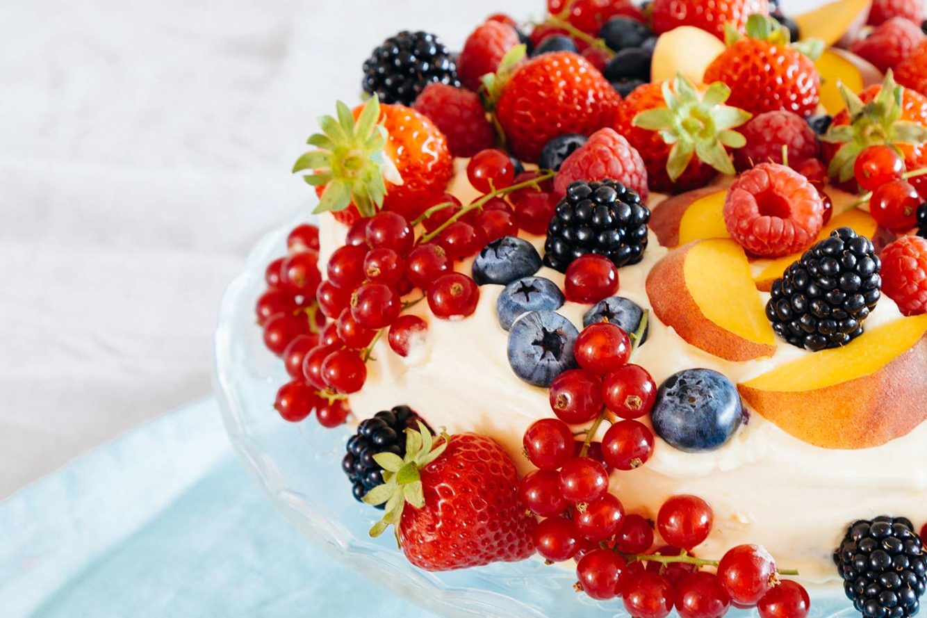 Obsttorte mit Buttermilch-Biskuitboden und Zitronen-Frischkäsecreme