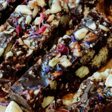 Vollkornkeks, Schokolade, Nüsse und Berberitzen machen diese Leckerei unwiderstehlich lecker