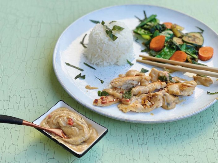 Asiatisches Rezept mit Reis und Huhn mit schneller Erdnusssoße