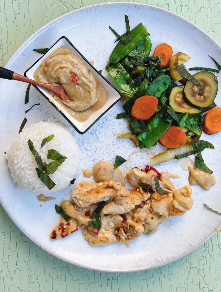 Asiatisches Rezept mit Reis und Huhn mit schneller Erdnusssoße