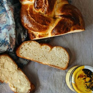 Man kann Schweizer Hefezopf auch ohne Zucker backen