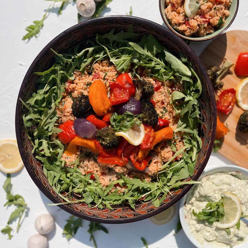 Couscous Salat mit einfachem mediterran geröstetem Gemüse