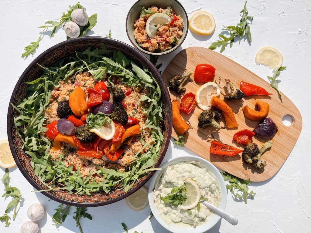 So macht man den Couscous Salat mit mediterran geröstetem Gemüse