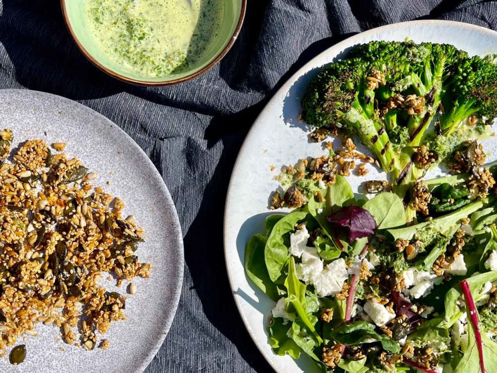 Rezept mit Brokkoli, Salat und knackigem Crunch
