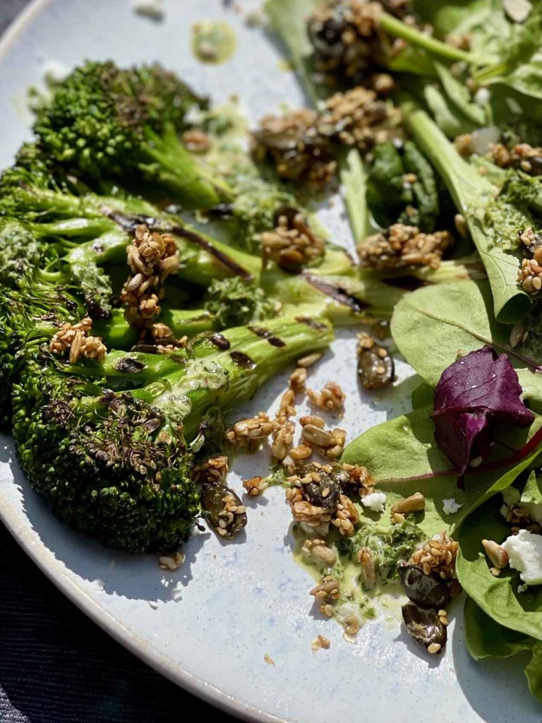 Brokkoli, geröstet und mit Salat