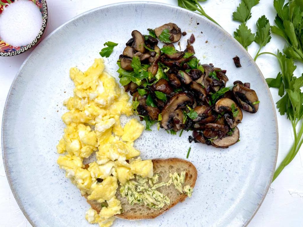 proteinreiches frühstück mit Rührei und
