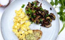 proteinreiches frühstück mit Rührei und