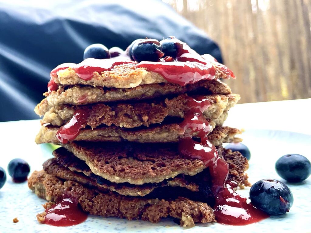 Vegane Pancakes mit Erdbeersoße