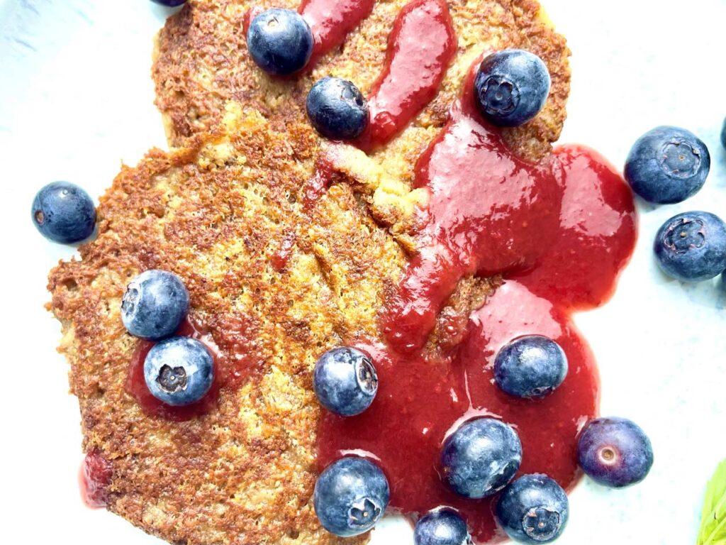 Erdbeersoße und Heidelbeeren für die vegan Pfannkuchen