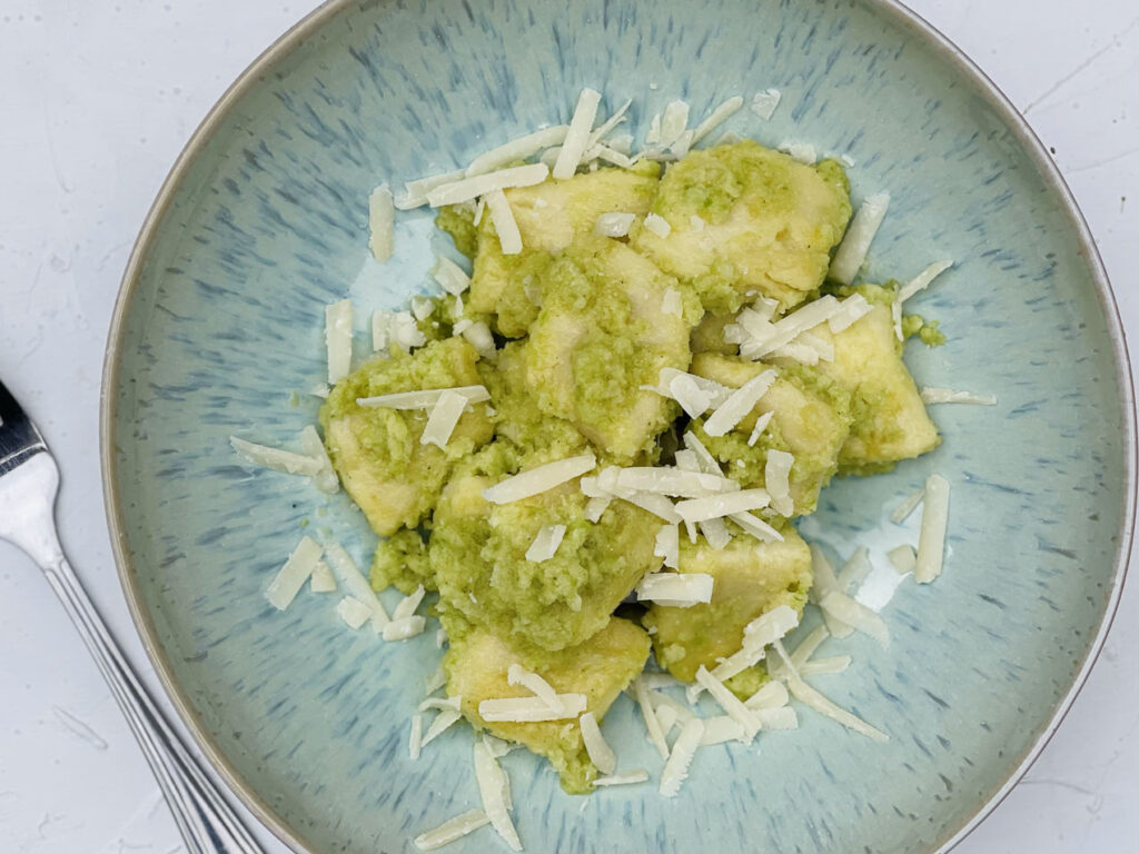 Brokkoli Pesto kann man mit Gnocchis essen