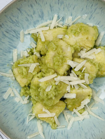 Brokkoli Pesto kann man mit Gnocchis essen