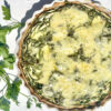 Vegetarisches Quiche-Rezept mit Zucchini und Petersilie in einer klassischen Quicheform