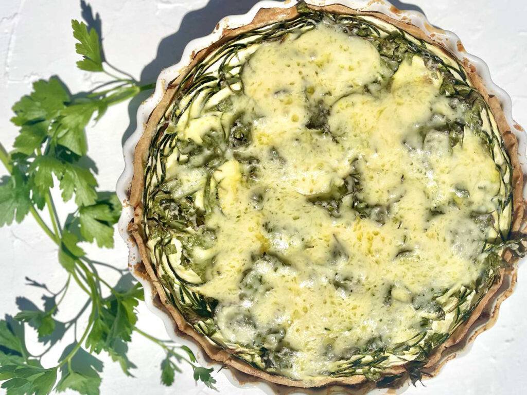 Vegetarisches Quiche-Rezept mit Zucchini und Petersilie in einer klassischen Quicheform