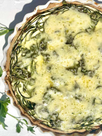 Vegetarisches Quiche-Rezept mit Zucchini und Petersilie in einer klassischen Quicheform