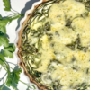 Vegetarisches Quiche-Rezept mit Zucchini und frischer Petersilie garniert