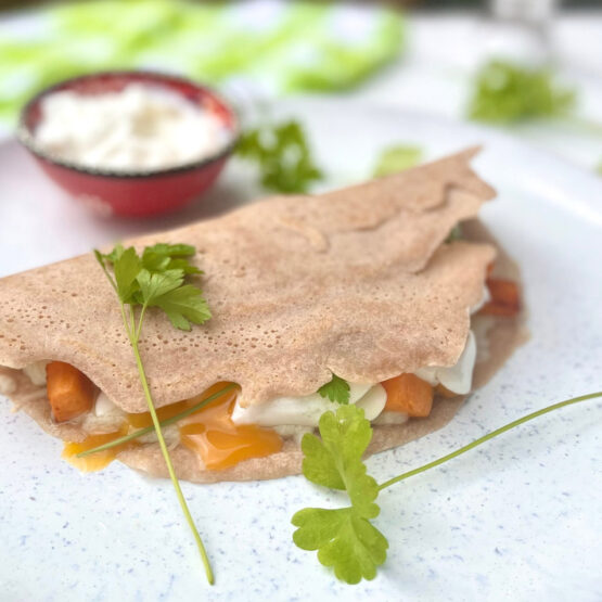 Buchweizenpfannkuchen mit Süßkartoffel, Ei und Petersilie