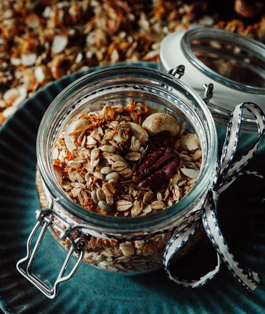 Selbst gemachtes Granola mit gerösteten Möhren und Pekannüssen