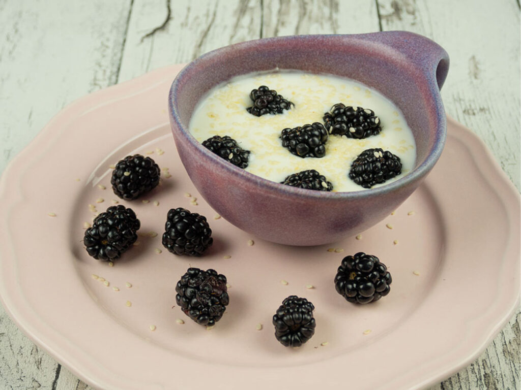 Schnelle Gerichte zum Frühstück mit Joghurt mit Erdnussmus, Sesam und Brombeeren