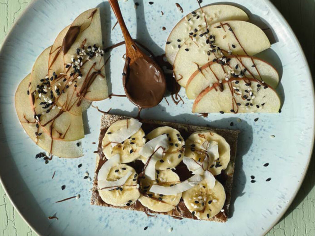 Schnelle Gerichte für Zwischendurch: Knäckebrot mit Banane und Schokocreme