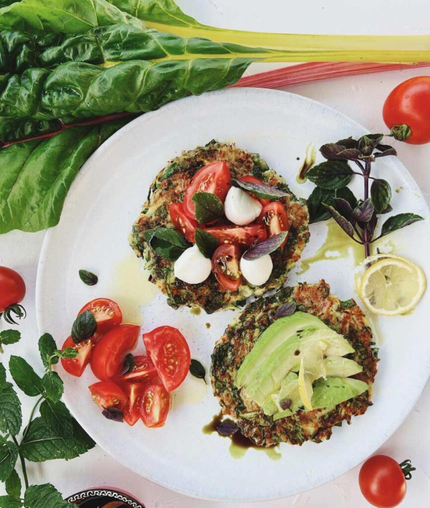 Obst und Gemüse zum Frühstück: Gesünder frühstücken mit Zucchini-Puffer, Avocado und Tomaten-Topping