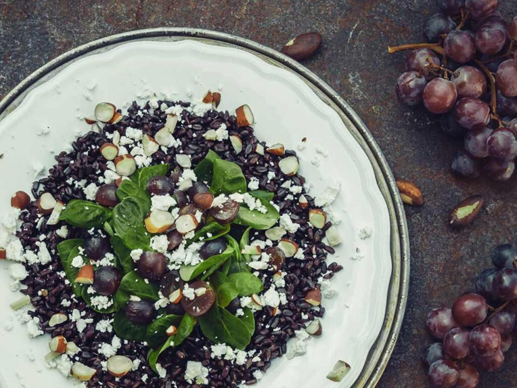 Reissalat mit Weintrauben und Feta ist schnell gemacht und sehr lecker