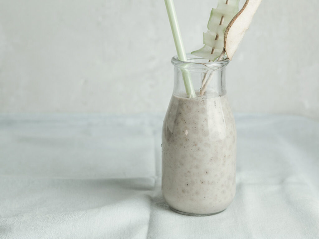 Gesunder Smoothie mit Joghurt, Haferflocken, Gurke und Biren