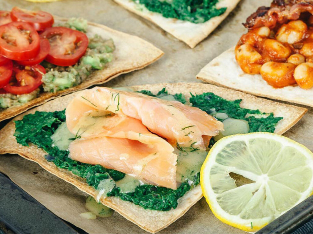 Schnelle Gerichte mit spanischem Flair: Tostadas mit Lachs und Spinat