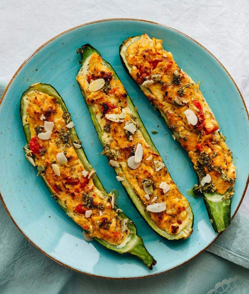 Zucchini vegetarisch mit Zucchini gefüllt und im Ofen gebacken