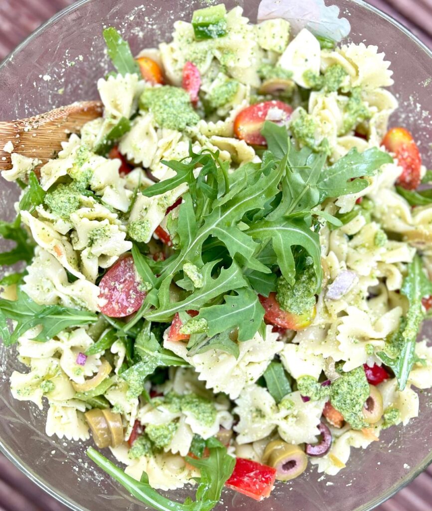 Mediterraner Nudelsalat mit Rucola, Tomaten, Oliven und Pesto